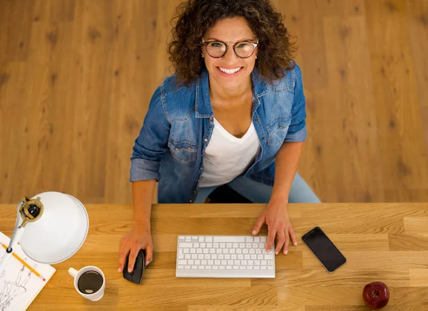 Mulher de negócios feliz no escritório — Fotografia de Stock