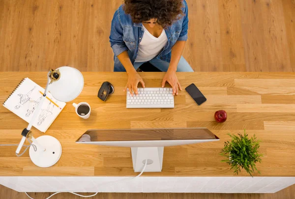 Happy businesswoman at office — Stock Photo, Image