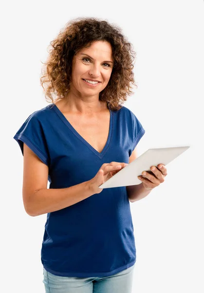 Žena pracuje na tabletu — Stock fotografie