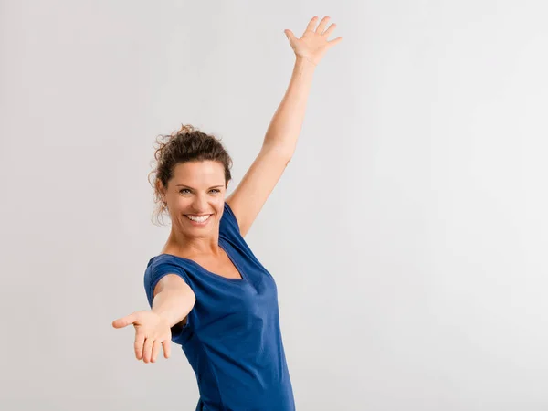 Happy woman with arms up — Stock Photo, Image