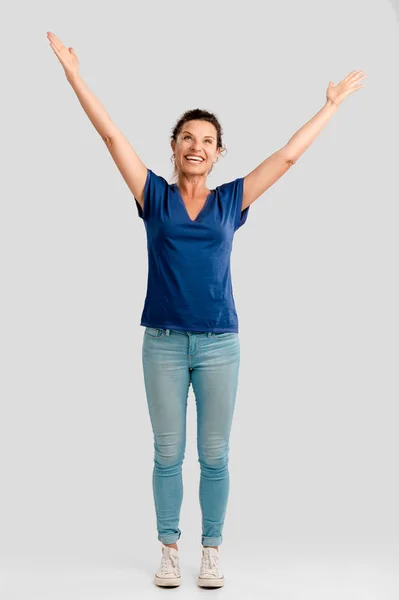 Счастливая женщина с поднятыми руками — стоковое фото