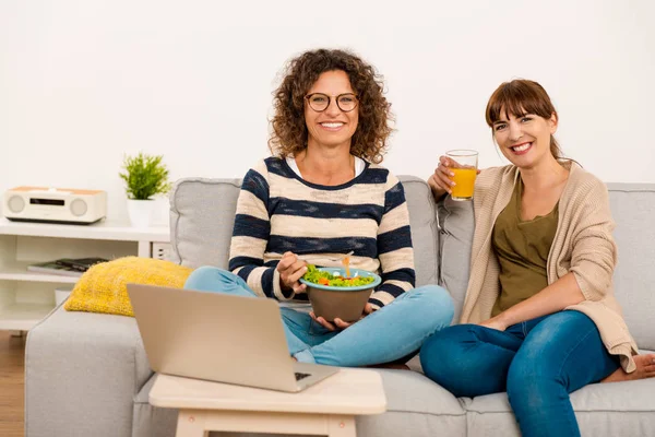 Melhores amigos em casa — Fotografia de Stock