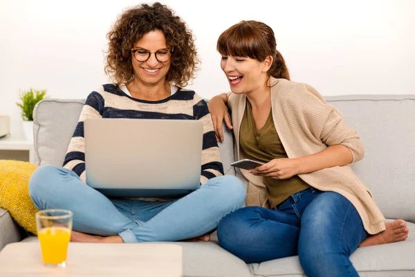 Zwei beste Freunde zu Hause — Stockfoto