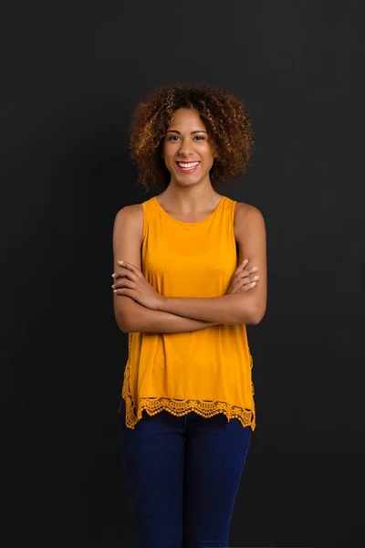 Femme debout avec les mains pliées — Photo