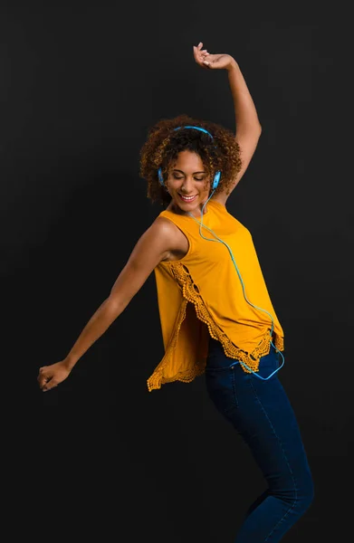 Mujer escuchar música — Foto de Stock