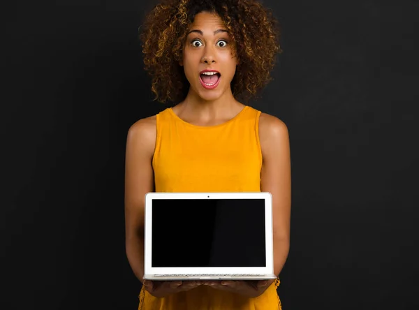 Kvinna som håller laptop — Stockfoto
