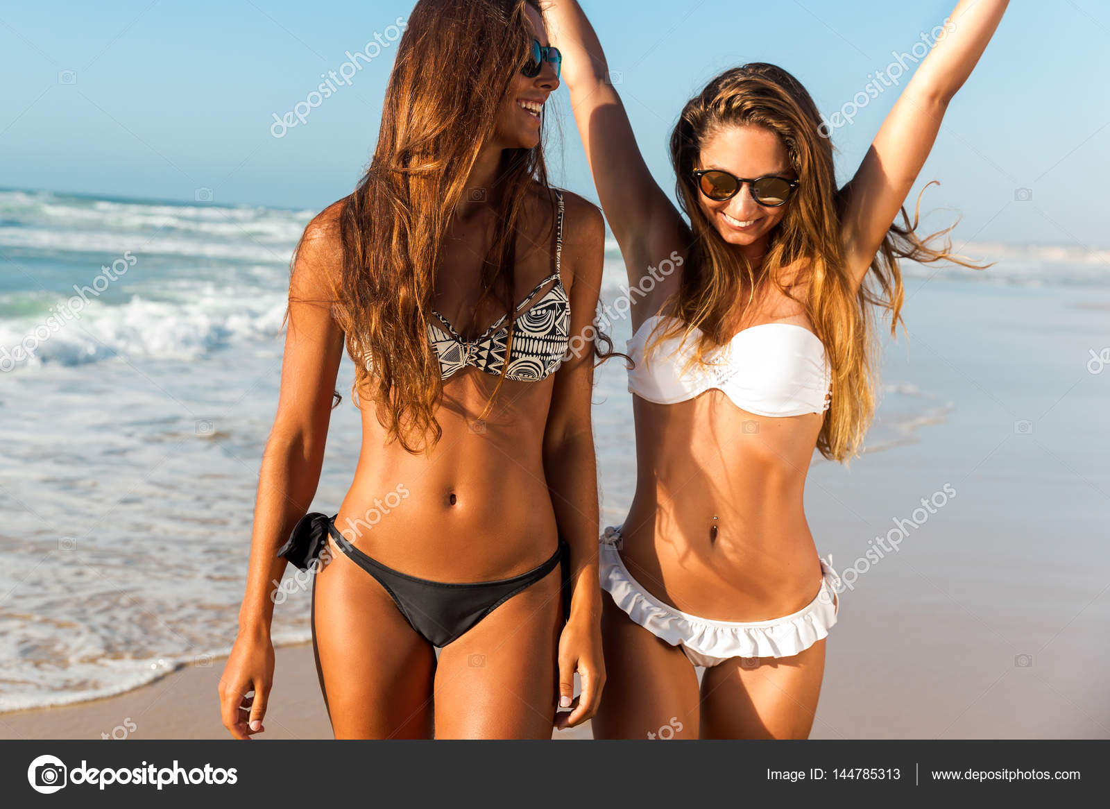 Shawn dillon. Дашенко гиральдо. Молодые в бикини. Девушки на пляже в купальниках. Молодые в бикини.