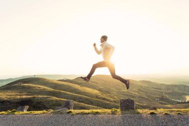 Koşma ve atlama adam