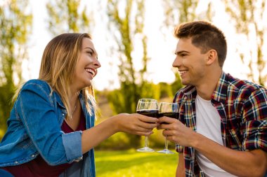 güzel çift üzerinde piknik