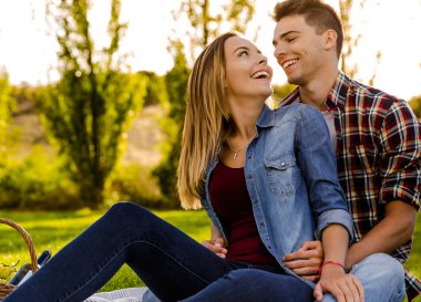 bir gün parkta zevk çift