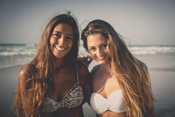 Jovens mulheres na praia — Fotografia de Stock
