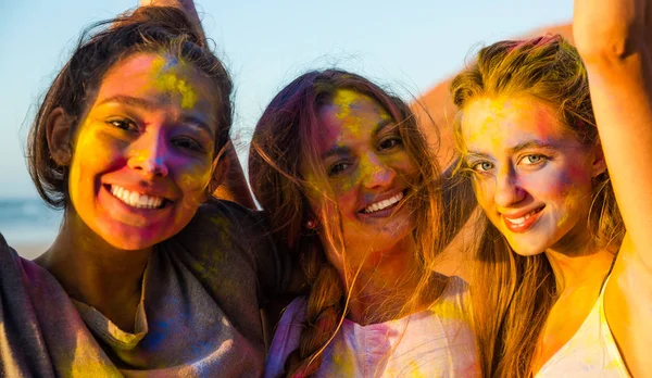 Meninas jovens em pó colorido — Fotografia de Stock