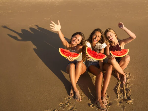 Três meninas bonitas na praia — Fotografia de Stock