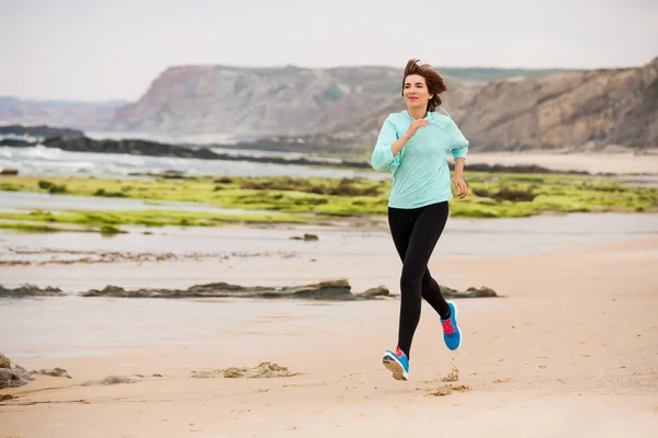 Donna che corre sulla spiaggia — Foto Stock