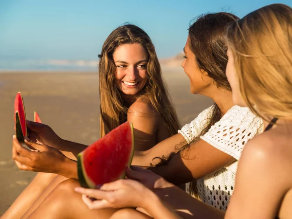 Tre vackra flickor på stranden — Stockfoto