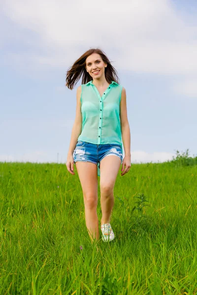 Schöne junge Frau zu Fuß — Stockfoto