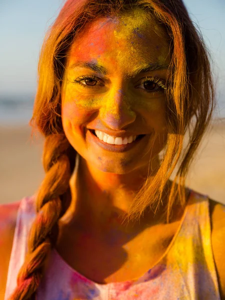 Menina com pó colorido no rosto — Fotografia de Stock