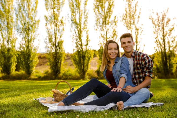 Casal desfrutando de um dia no parque — Fotografia de Stock