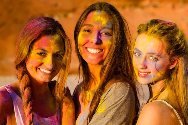 Meninas jovens em pó colorido — Fotografia de Stock