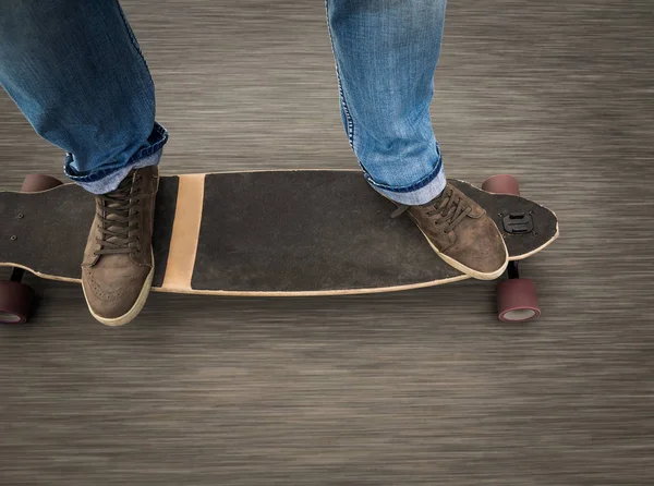 Anak muda kaki naik skateboard — Stok Foto