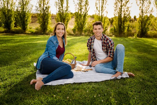 Hermosa pareja en un picnic — Foto de Stock