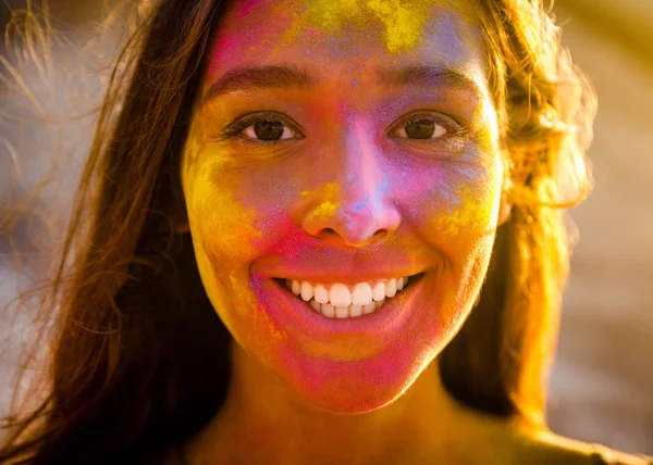 Chica con polvo de color en la cara — Foto de Stock
