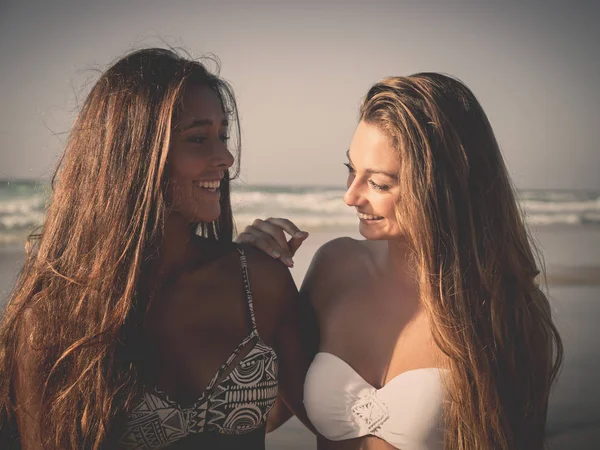 Jovens mulheres na praia — Fotografia de Stock