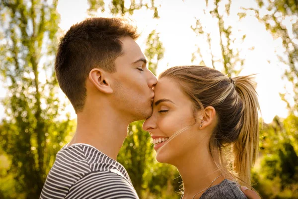 Feliz jovem casal — Fotografia de Stock