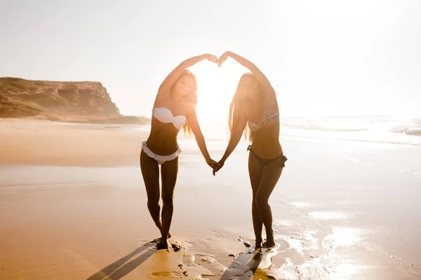 Jovens mulheres na praia — Fotografia de Stock