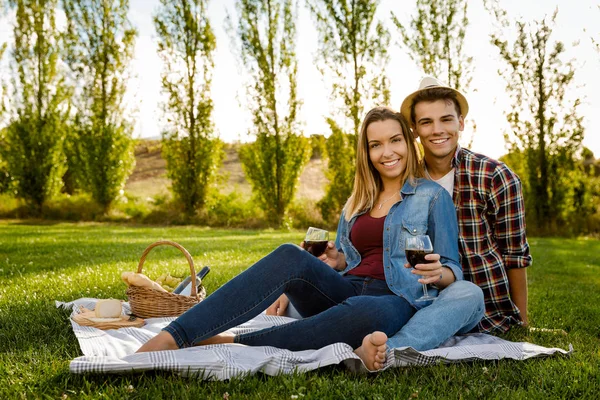 Bella coppia al parco — Foto Stock