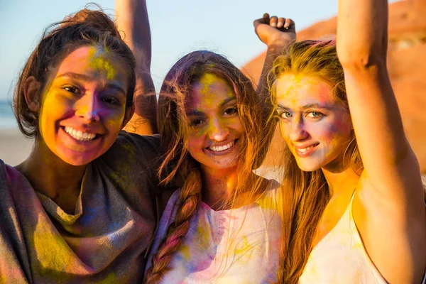 Chicas jóvenes en polvo de color — Foto de Stock