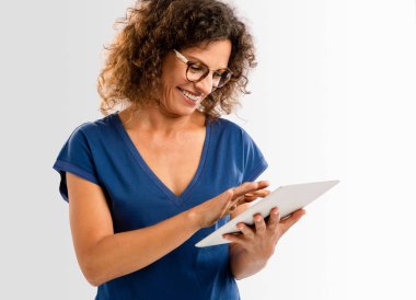 Bir tablet ile çalışan mutlu kadın