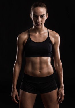 Genç kadın spor salonunda antrenman yapıyor.