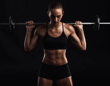 Genç kadın spor salonunda antrenman yapıyor.