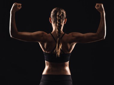 Genç kadın spor salonunda antrenman yapıyor.