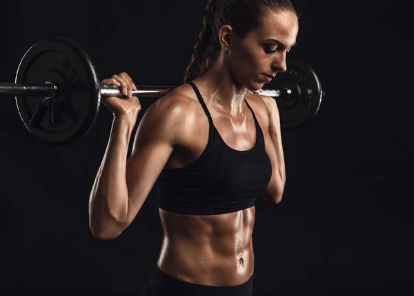 Giovane donna formazione in palestra — Foto Stock