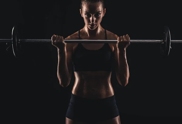 Genç kadın spor salonunda antrenman yapıyor. — Stok fotoğraf