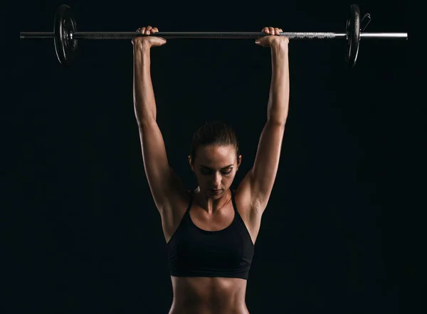 Genç kadın spor salonunda antrenman yapıyor. — Stok fotoğraf