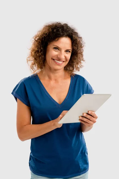 Mujer feliz trabajando con una tableta —  Fotos de Stock