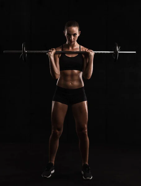 Ung kvinna utbildning på gymmet — Stockfoto