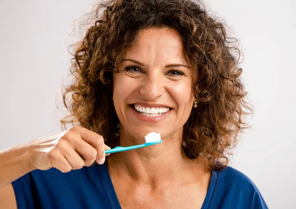 Женщина чистила зубы — стоковое фото