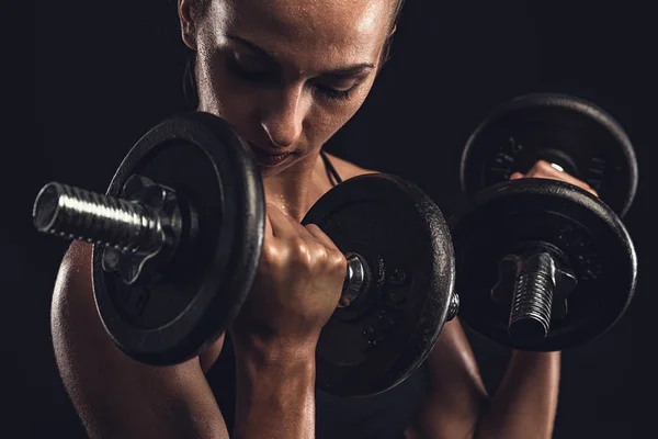 Genç kadın spor salonunda antrenman yapıyor. — Stok fotoğraf