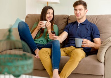 TV izlerken, kahve içme