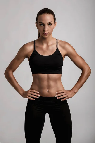 Mujer joven en ropa deportiva negra — Foto de Stock