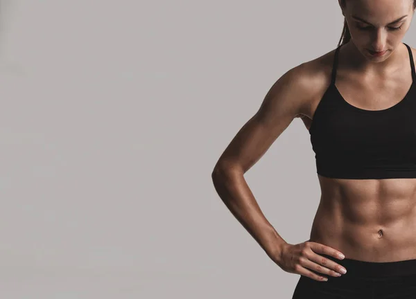 Mujer joven en ropa deportiva negra — Foto de Stock