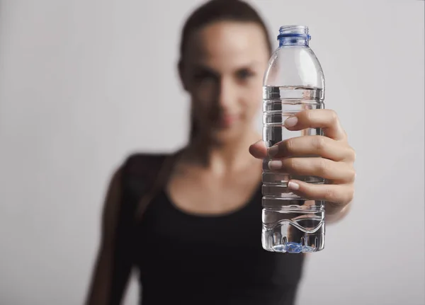 Su şişesi tutan kadın. — Stok fotoğraf