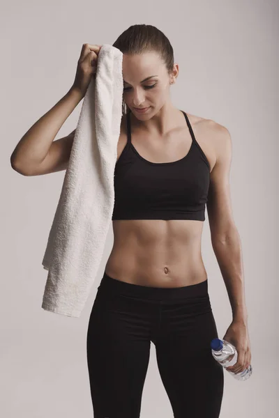 Kvinnan trött efter gym träning — Stockfoto