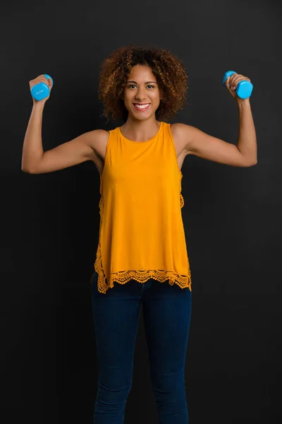 Beautiful woman lifting dumbbells — Stock Photo, Image