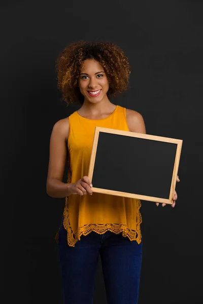 Piękna kobieta gospodarstwa chalkboard — Zdjęcie stockowe