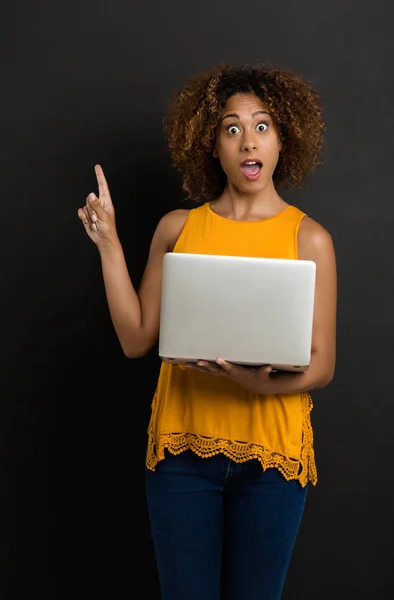 Mooie vrouw bedrijf laptop — Stockfoto